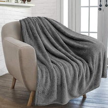 Carica l&#39;immagine nel visualizzatore di Gallery, Premium Fluffy Fleece Dog Blanket; Soft and Warm Pet sleeping mat
