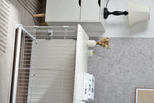 Charger l&#39;image dans la galerie, Caisse de cage pour chien blanche à structure en bois élégante de 34 &quot;de long, table de bout avec plateau mobile, cage décorative pour chien à utiliser à l&#39;intérieur, style meuble, avec plateau de table large.
