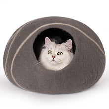 Lade das Bild in den Galerie-Viewer, Cat Cave Bed -Handmade Wool with Mouse Toy
