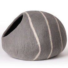 Charger l&#39;image dans la galerie, Cat Cave Bed -Handmade Wool with Mouse Toy
